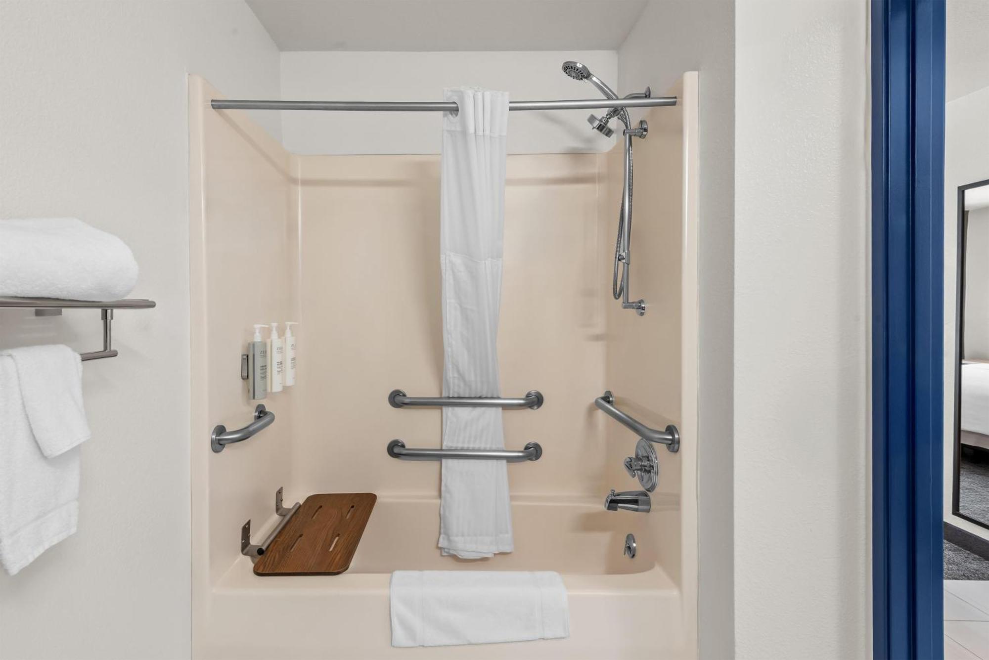 King Room One King Bed Tub Mobility or Hearing Accessible