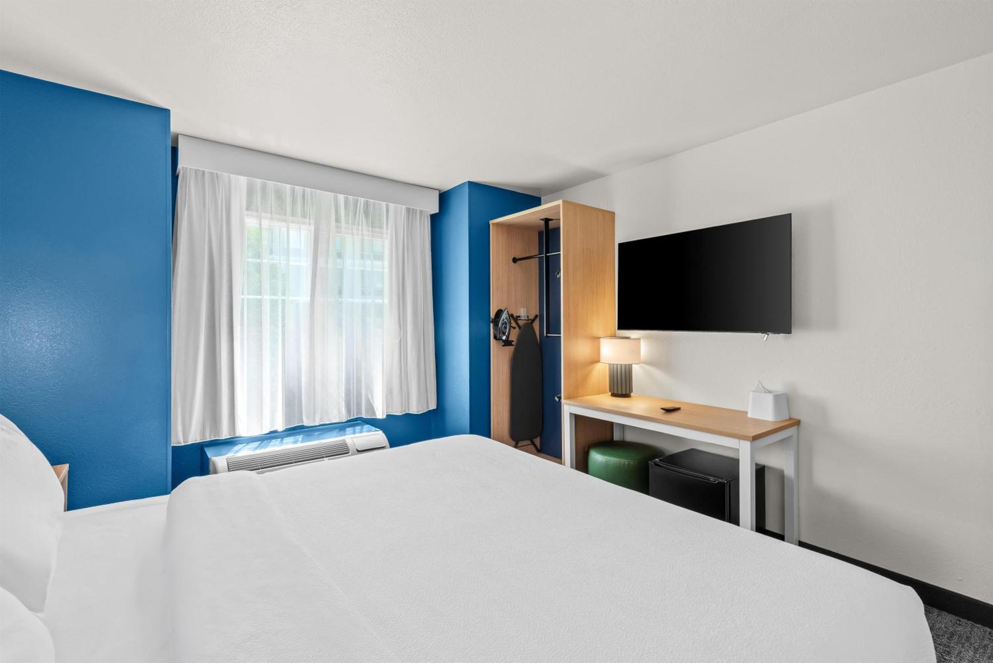 King Room One King Bed Tub Mobility or Hearing Accessible